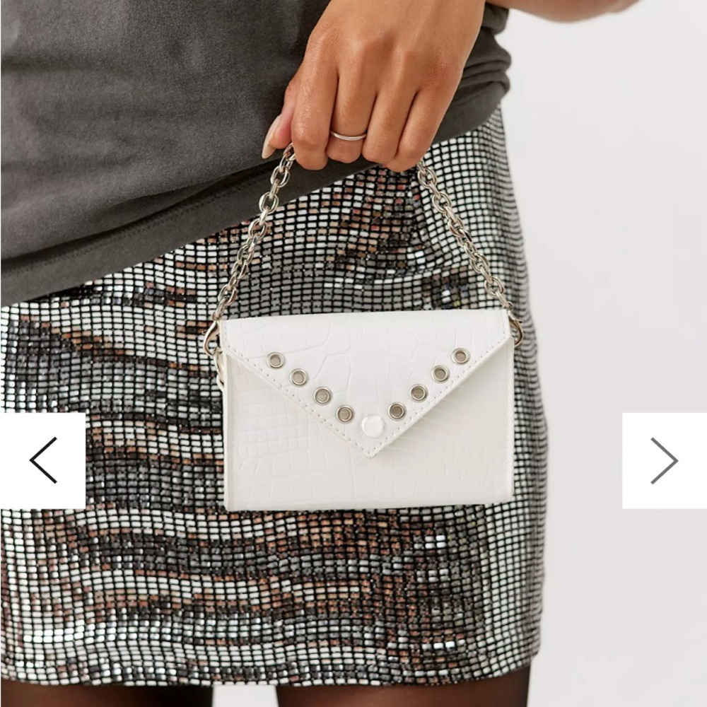White Croc-Embossed Chain Strap Shoulder Bag - Picture 5 of 8